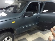 Нива Шевролет - установка накладок на двери и арок.