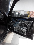 Нива Шевролет - подготовка двери к установки подиумов с колонками.