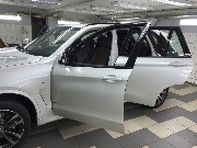 BMV X5 - тонировка стекол: задние стекла пленкой Llumar 95%, передние боковые Атермальной пленкой. Бронирование пленкой капот, фары, ручки.  