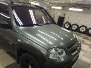 Нива Шевролет - тонировка стекол задней полусферы Cun Сontrol 95%, передних боковых Cun Control 50%, лобовой Хамелеон 7%, обтяжка стоек черной матовой пленкой.