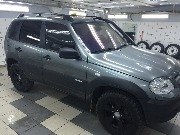 Нива Шевролет - тонировка стекол задней полусферы Cun Сontrol 95%, передних боковых Cun Control 50%, лобовой Хамелеон 7%, обтяжка стоек черной карбоновой пленкой.