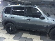 Нива Шевролет - тонировка стекол задней полусферы Cun Сontrol 95%, передних боковых Cun Control 50%, лобовой Хамелеон 7%, обтяжка стоек черной карбоновой пленкой.